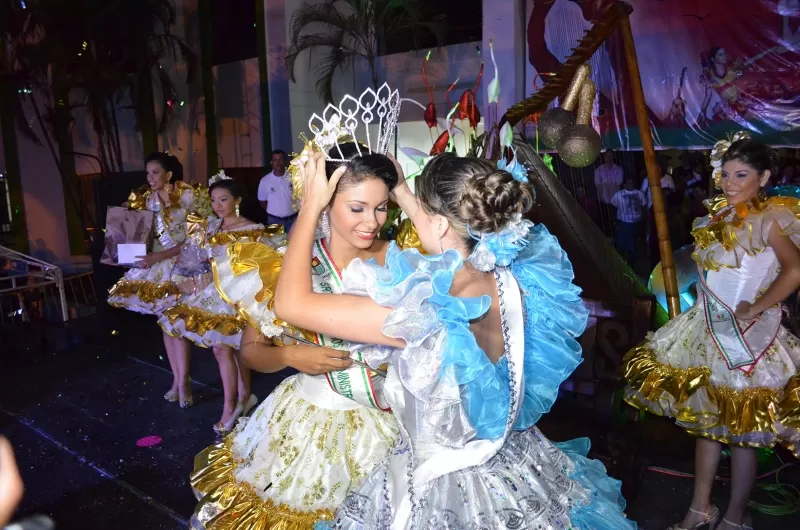 Alisson Meliza Blanco Peña coronada por Paula Andrea Martínez Benítez